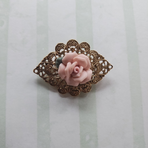 Vintage Gold Tone Almond Shaped Metallic Pink Rose Brooch W Scrolled Details - Picture 1 of 4